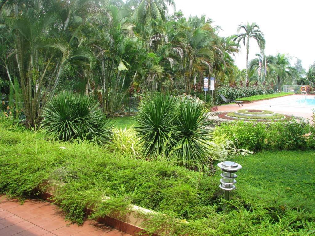 Mersing Merlin Inn Exterior photo